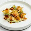 Морской гребешок с картофельным кремом и соусом грибной жу в Hello Wine по цене 790