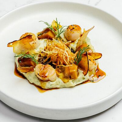 Морской гребешок с картофельным кремом и соусом грибной жу в Hello Wine по цене 790 ₽