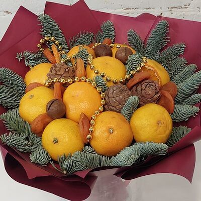 Новогодний букет из мандаринов и кедровых шишек в Buketonline - Съедобные букеты и клубника в шоколаде по цене 3850 ₽