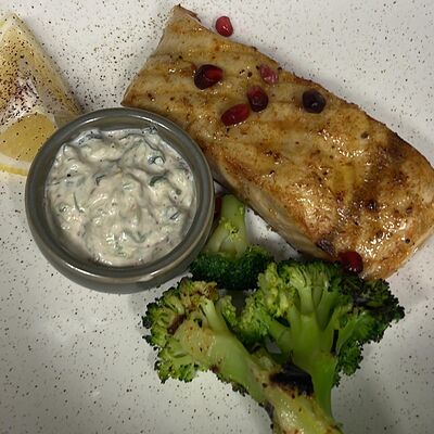 Осетр с брокколи на гриле с греческим дипом в Высота 5642 по цене 2800 ₽