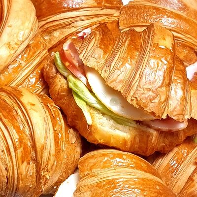 Круассан с беконом и яйцом в Кулинарные истории по цене 190 ₽