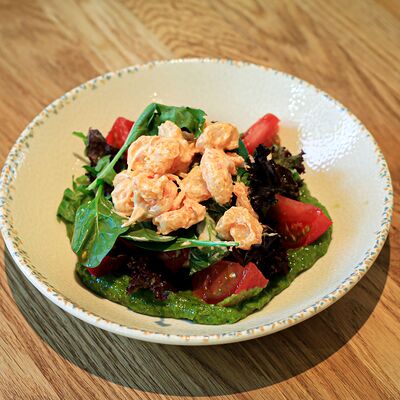 Салат с креветками и авокадо в DVOR гриль-бистро по цене 820 ₽