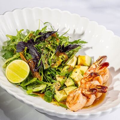 Зеленый салат с тигровыми креветками и авокадов Цыпочка по цене 950 ₽