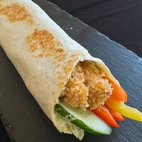 Фирменный ролл в тортилье курица в Суши бренд