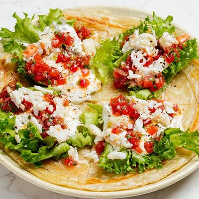 Лепёшка роти со страчателлой, крабом и томатной сальсой в Hello Wine по цене 750 ₽