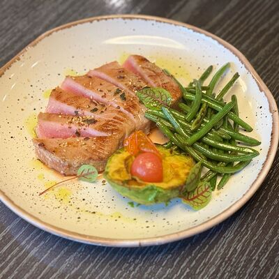 Стейк из тунца с авокадо гриль в Only Wine по цене 1550 ₽