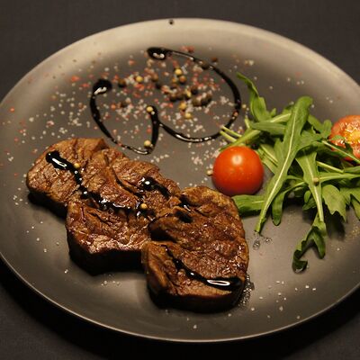 Медальоны из говяжьей вырезки с соусом из белых грибов в Пойдем зайдем по цене 990 ₽