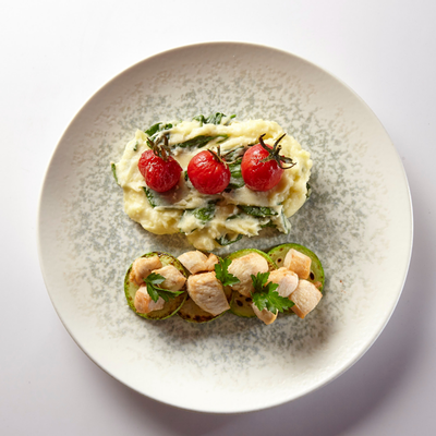 Кусочки курицы с цукини, черри и картофельным пюре в Слоёнка по цене 420 ₽