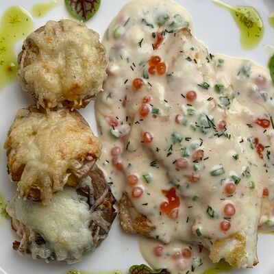 Дорадо в икорном соусе с беби-картофелем в Crystal по цене 1150 ₽