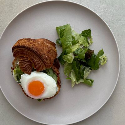 Круассан с крем-сыром, авокадо и яйцом в Lemon Tree на 25 октября 47 по цене 540 ₽