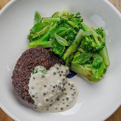 Бифштекс из говядины с ароматным маслом и брокколи в Florinskiy bistro по цене 1500 ₽