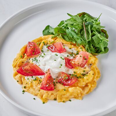 Скрэмбл с сезонными томатами и страчателлой в Море на Патриках по цене 490