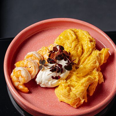 Скрэмбл с креветками и сливочным сыром в Inside по цене 690 ₽