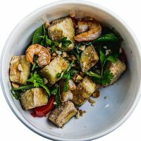 Салат с хрустящими баклажанами и креветками в Miska