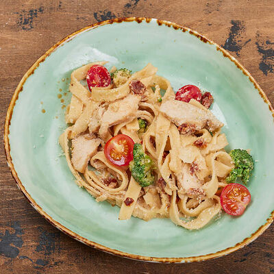 Паста с куриной грудкой в Papa Carlo по цене 490 ₽