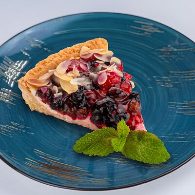 Тарт с ягодами и миндалем в Тарелка по цене 260 ₽
