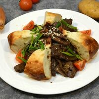 Печень телёнка жаренная с томатами, зелёным луком и хрустящей лепешкой в Чапай