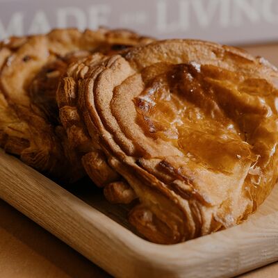 Шоссон с яблоком и франжипаном в Пеку Люблю по цене 260 ₽