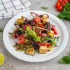 Салат с хрустящими баклажанами, овощами и зеленью в Topfoodcafe по цене 377