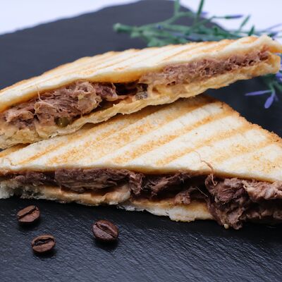 Сэндвич с томленой говядиной в Два зерна по цене 432 ₽