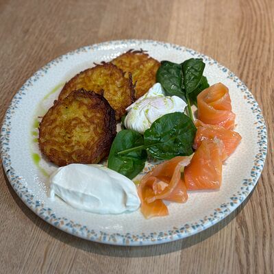 Картофельные драники со слабосоленым лососемв DVOR гриль-бистро по цене 750 ₽