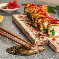 Криспи-ролл с мегакреветкой и чукой в Sushi yami