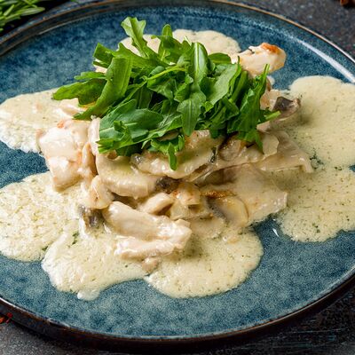 Куриная грудка в сливочном соусе с грибами в Девичья башня по цене 790 ₽