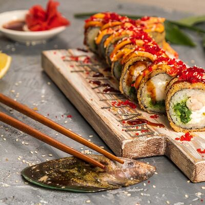 Криспи-ролл с мегакреветкой и чукой в Sushi yami по цене 460 ₽