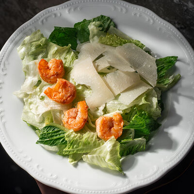 Салат Цезарь с креветками в La Maison гастробутик по цене 900 ₽