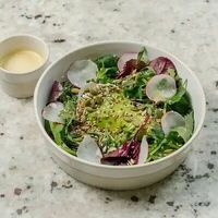 Зеленый салат с авокадо в Tin