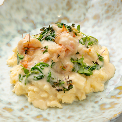 Скрембл с креветками, соусом сакэ и жареным романо в Василек по цене 650 ₽