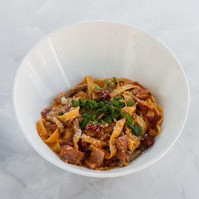 Паста свинина с беконом и вяленными томатами в Паста-бар Хорошие руки по цене 770 ₽