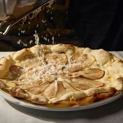 Pizza Romana Груша-горгонзолав Salone pasta & bar по цене 1650 ₽