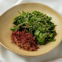 Хрустящий салат с уткой и брусничным соусом в Hamster