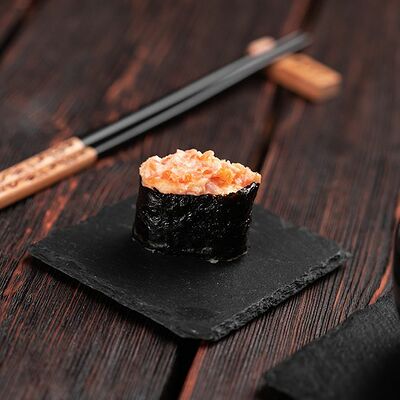 Гункан с креветкой острый в Суши Гурмэ по цене 100 ₽