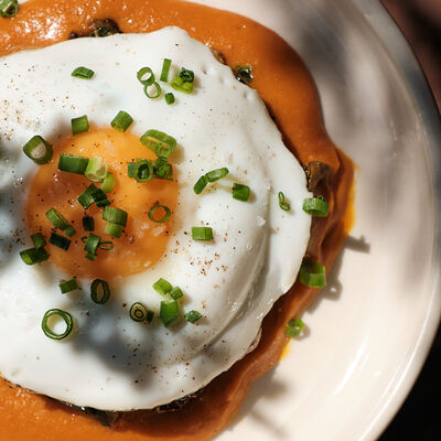 Бифштекс с кремом из корнеплодов и маринованными баклажанами в Folk по цене 790 ₽