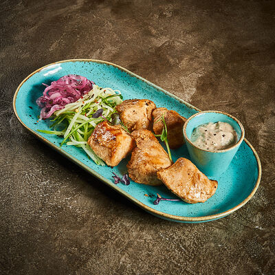 Шашлык из индейки с соусом из сметаны и аджики в Корчма по цене 860 ₽