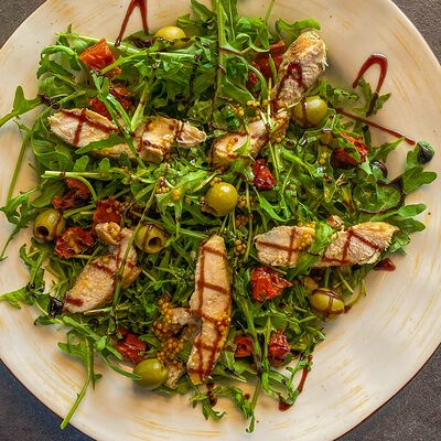 Салат с курицей и вялеными томатамив Кофе-Тюр по цене 567 ₽