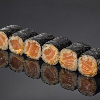 Ролл с лососем в остром соусе в Bluefin по цене 1030 ₽