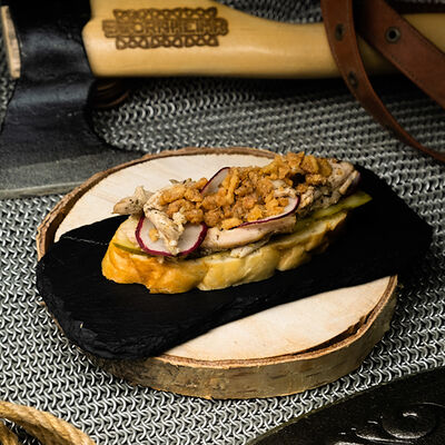 Сморреброд с рваной свининой и редисом в Бар Бьёрнхейм Bjornheimr по цене 260 ₽