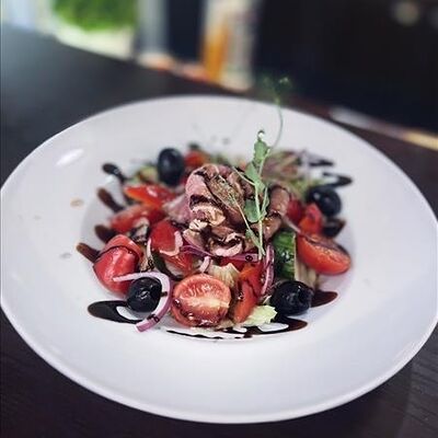 Любимый салат Генриха с телятиной в Генрих и Генриетта по цене 450 ₽