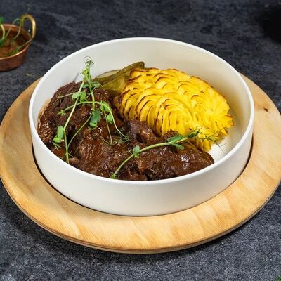 Томленые говяжьи щечки с картофельным пюре в Щепка по цене 870