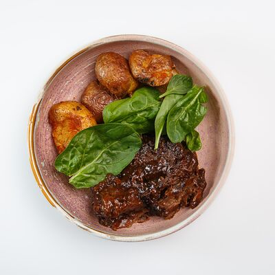 Телячьи щеки с мини-картофелем в соусе демиглас в White Fox Cafe по цене 1065 ₽