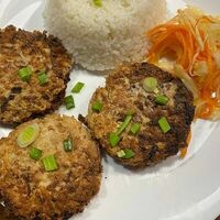 Ком Ча Чынг рис со свиными котлетками в Нячанг
