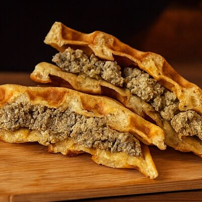 Пышные сытные вафли с брускеттой из оливок и кешью в BEATS BREW по цене 1100 ₽