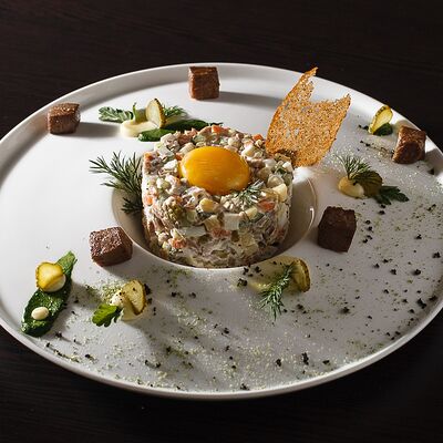 Салат Оливье с уткой и теплым языком в Per Se по цене 1150 ₽