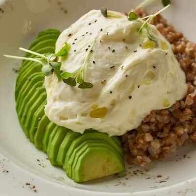 Гречка с авокадо, яйцом пашот и муссом пармезан в MeatBarrique по цене 750 ₽