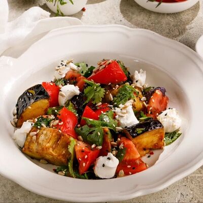 Салат с хрустящими баклажанами, томатами и сливочным сыром в DiDi по цене 740 ₽