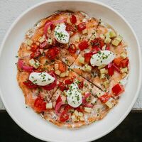 Лепешка роти со слабосоленым лососем в Lele Kitchen & Wine