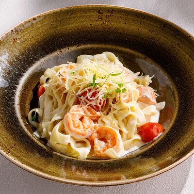 Тальятелле с лососем и креветками в Чайхана Пахвала по цене 890 ₽